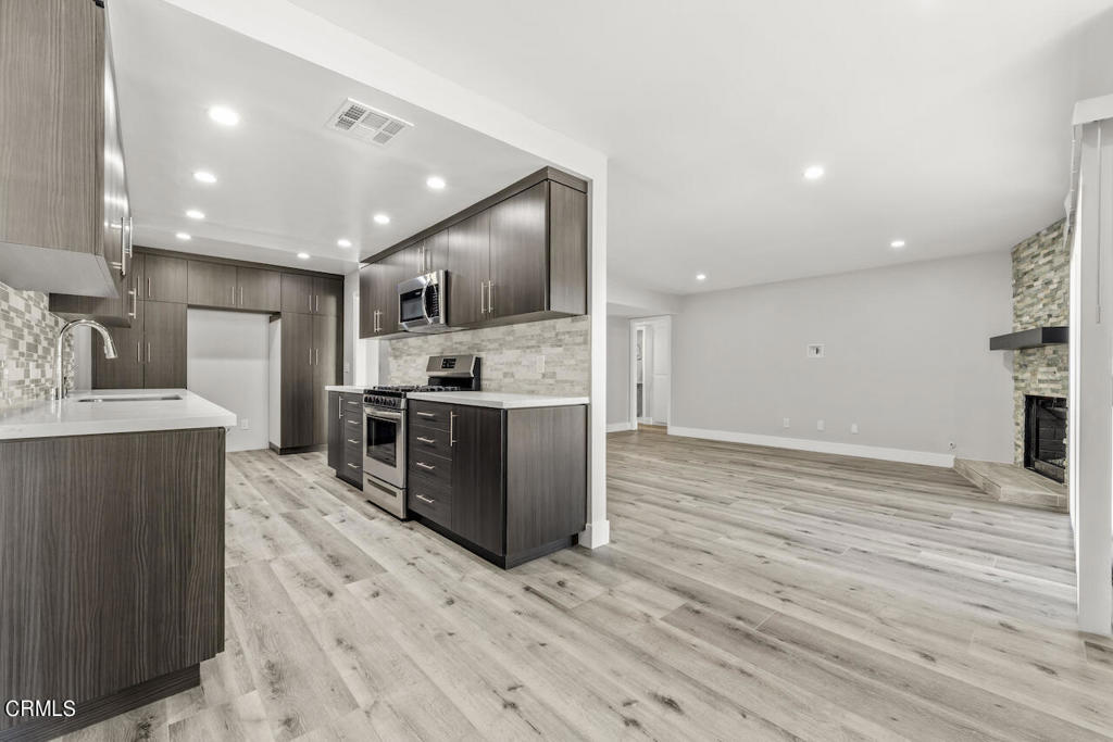 9960 Owensmouth Avenue Unit: 10