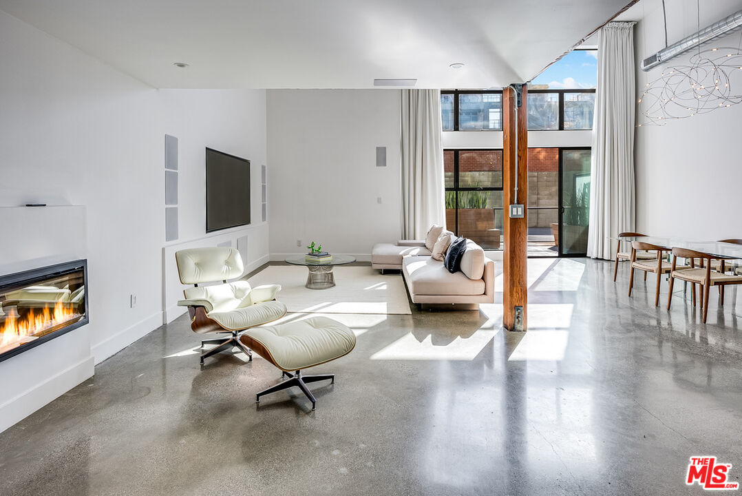 4115 Glencoe Ave Unit: 107