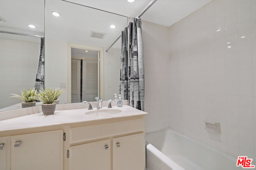 1557 S Beverly Glen Blvd Unit: 310