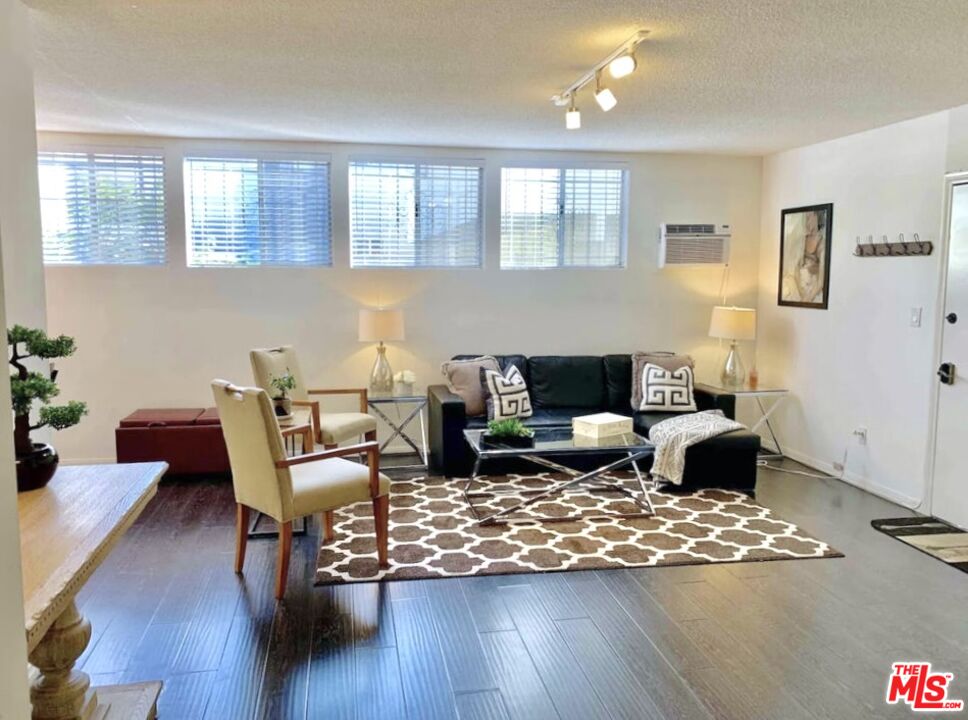 1152 N Ogden Dr