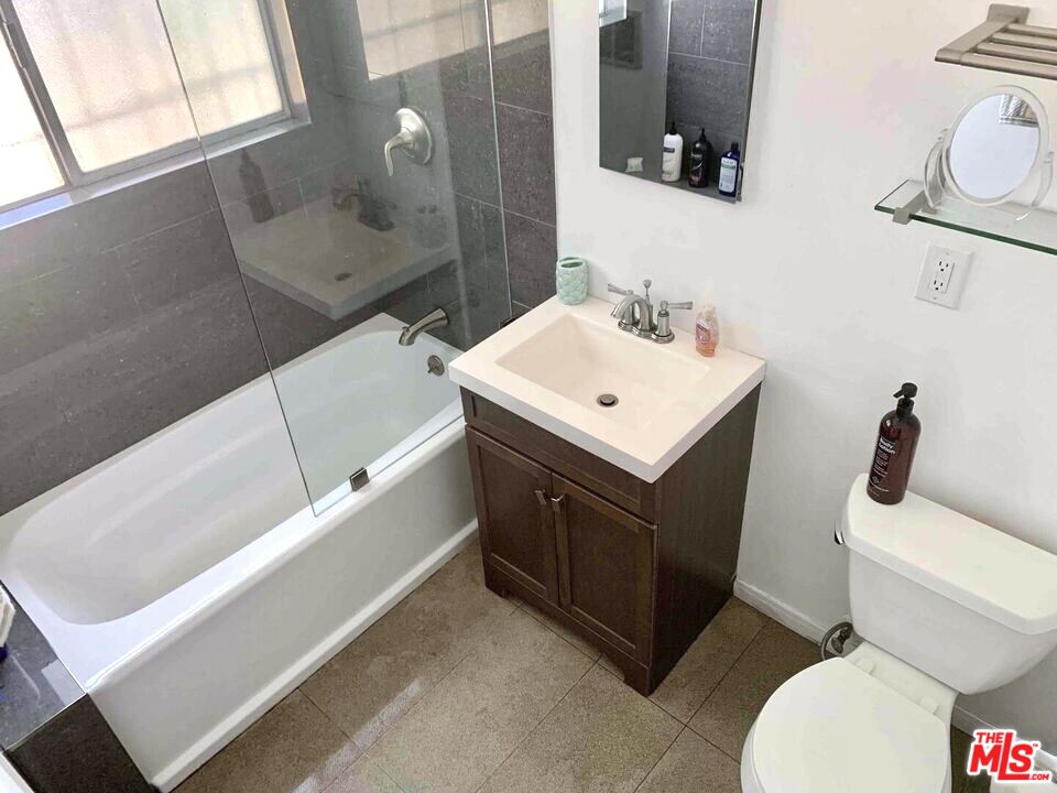 1152 N Ogden Dr