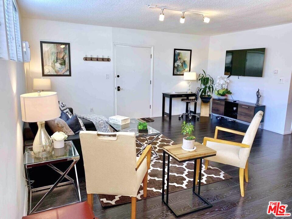 1152 N Ogden Dr