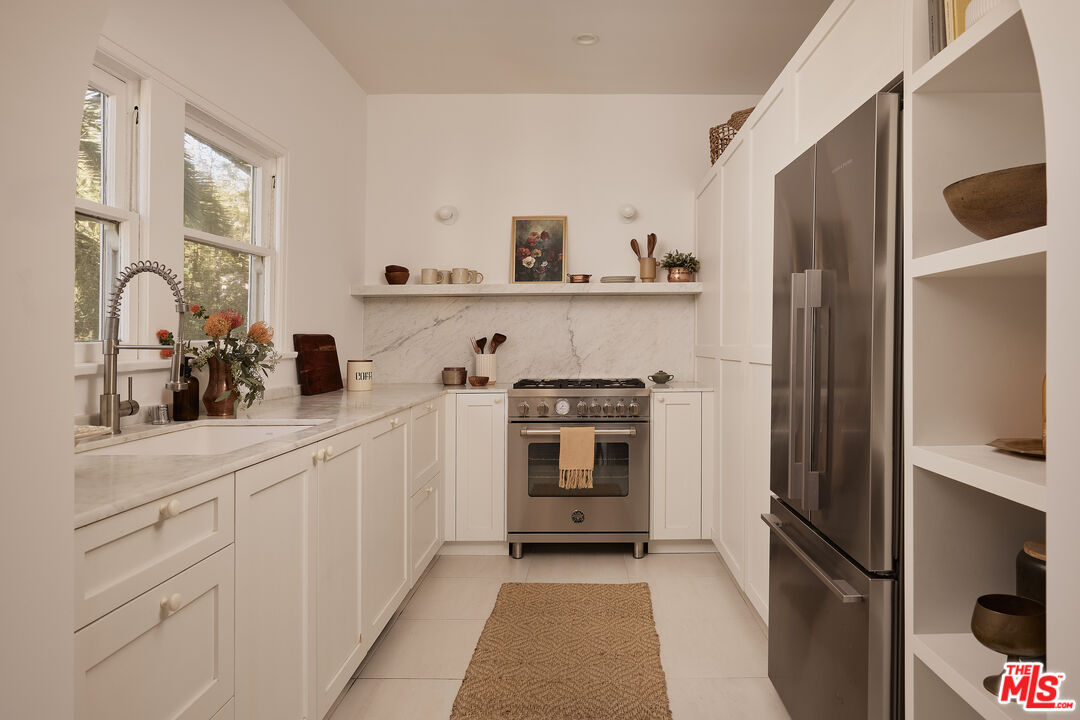 854 Hyperion Ave Unit: 1/2