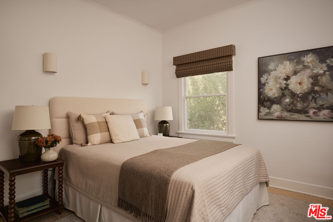 854 Hyperion Ave Unit: 1/2