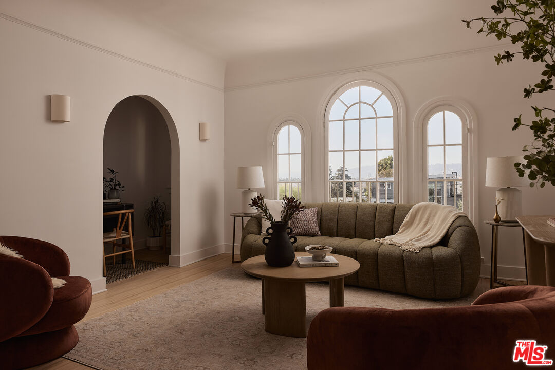 854 Hyperion Ave Unit: 1/2