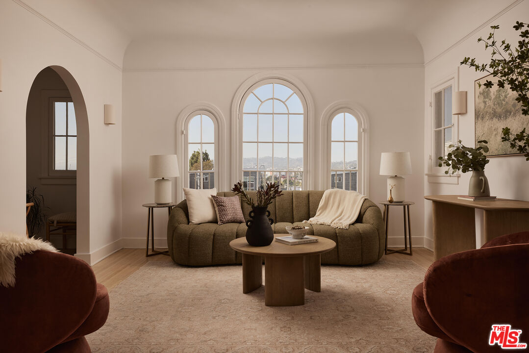 854 Hyperion Ave Unit: 1/2