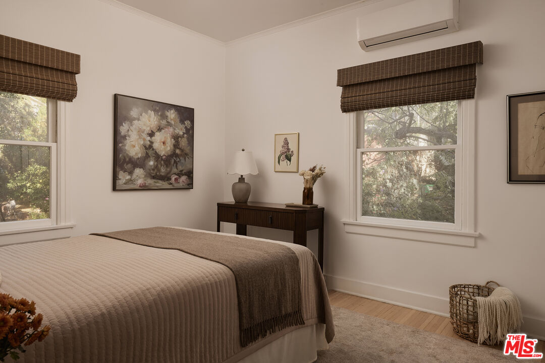 854 Hyperion Ave Unit: 1/2