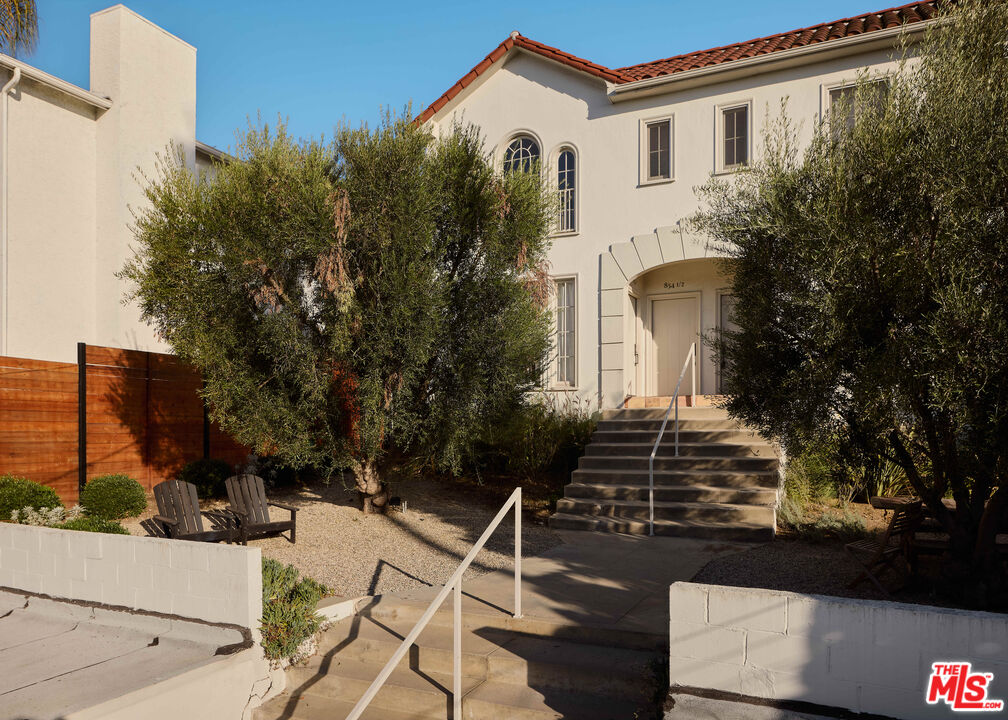 854 Hyperion Ave Unit: 1/2