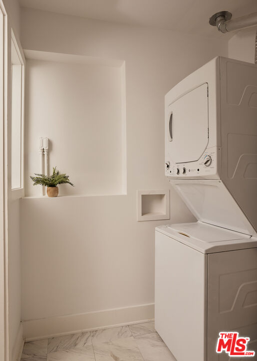 854 Hyperion Ave Unit: 1/2