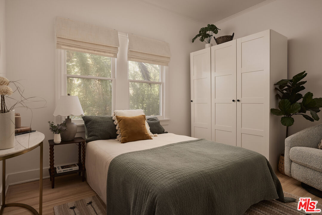 854 Hyperion Ave Unit: 1/2