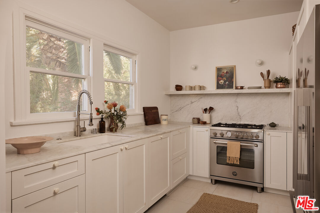 854 Hyperion Ave Unit: 1/2