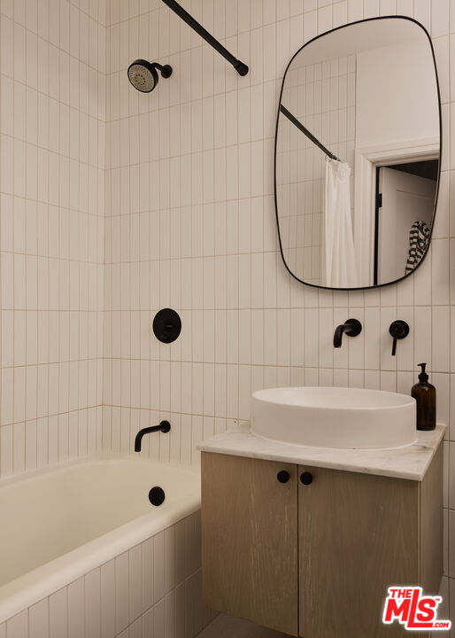 854 Hyperion Ave Unit: 1/2