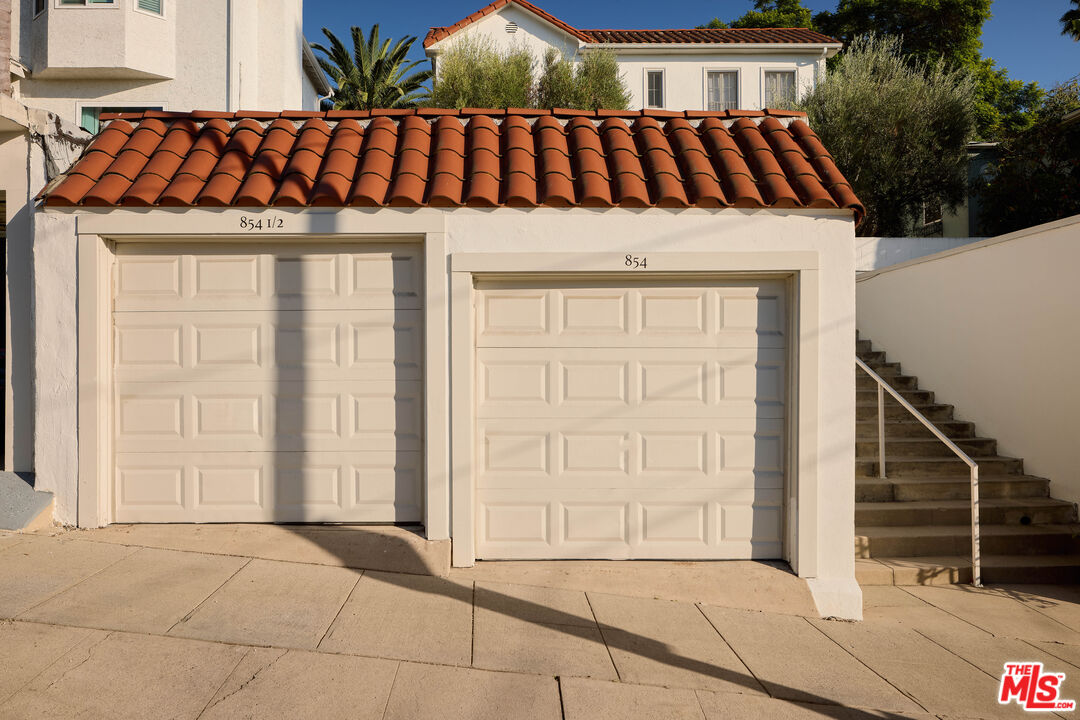 854 Hyperion Ave Unit: 1/2