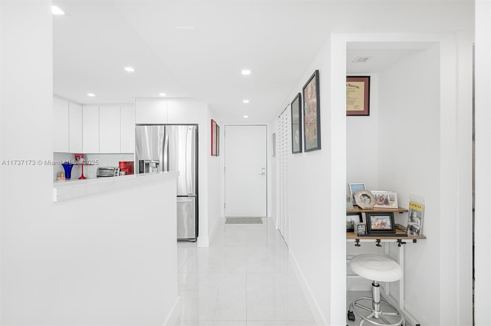 2555 Collins Ave # 1106