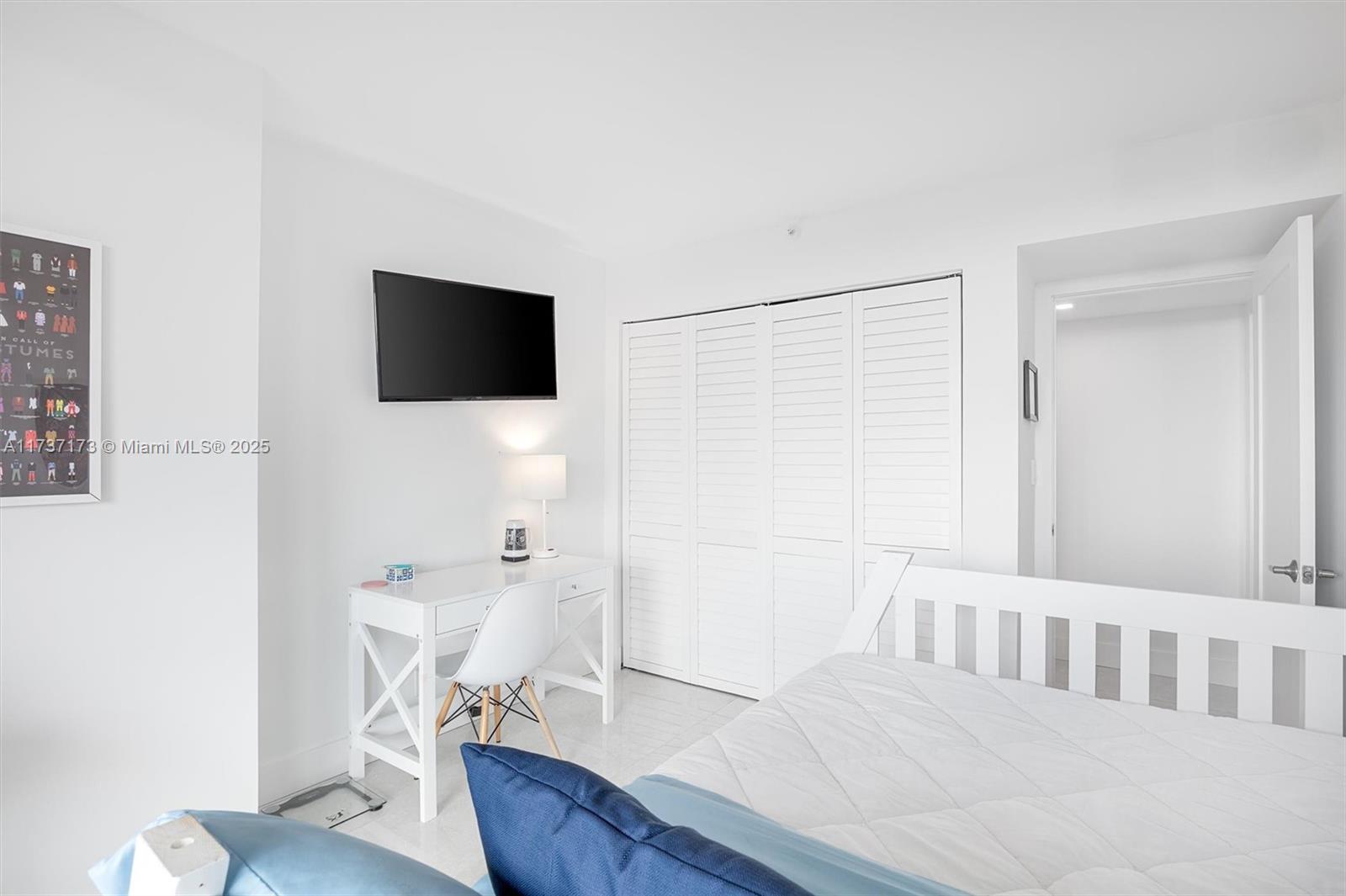 2555 Collins Ave # 1106