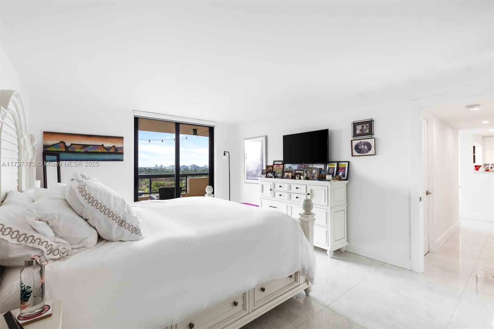 2555 Collins Ave # 1106