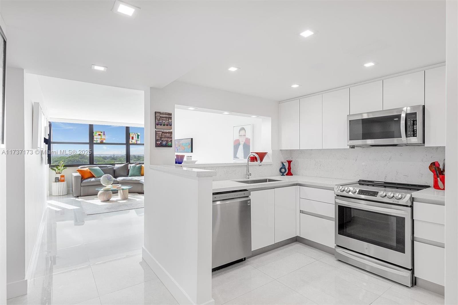 2555 Collins Ave # 1106