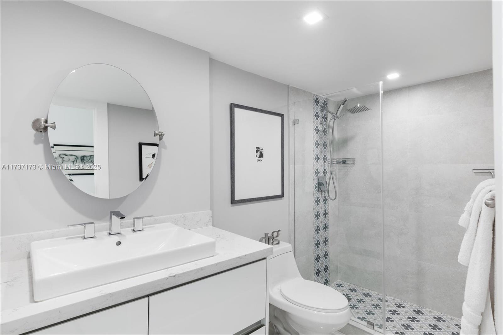2555 Collins Ave # 1106