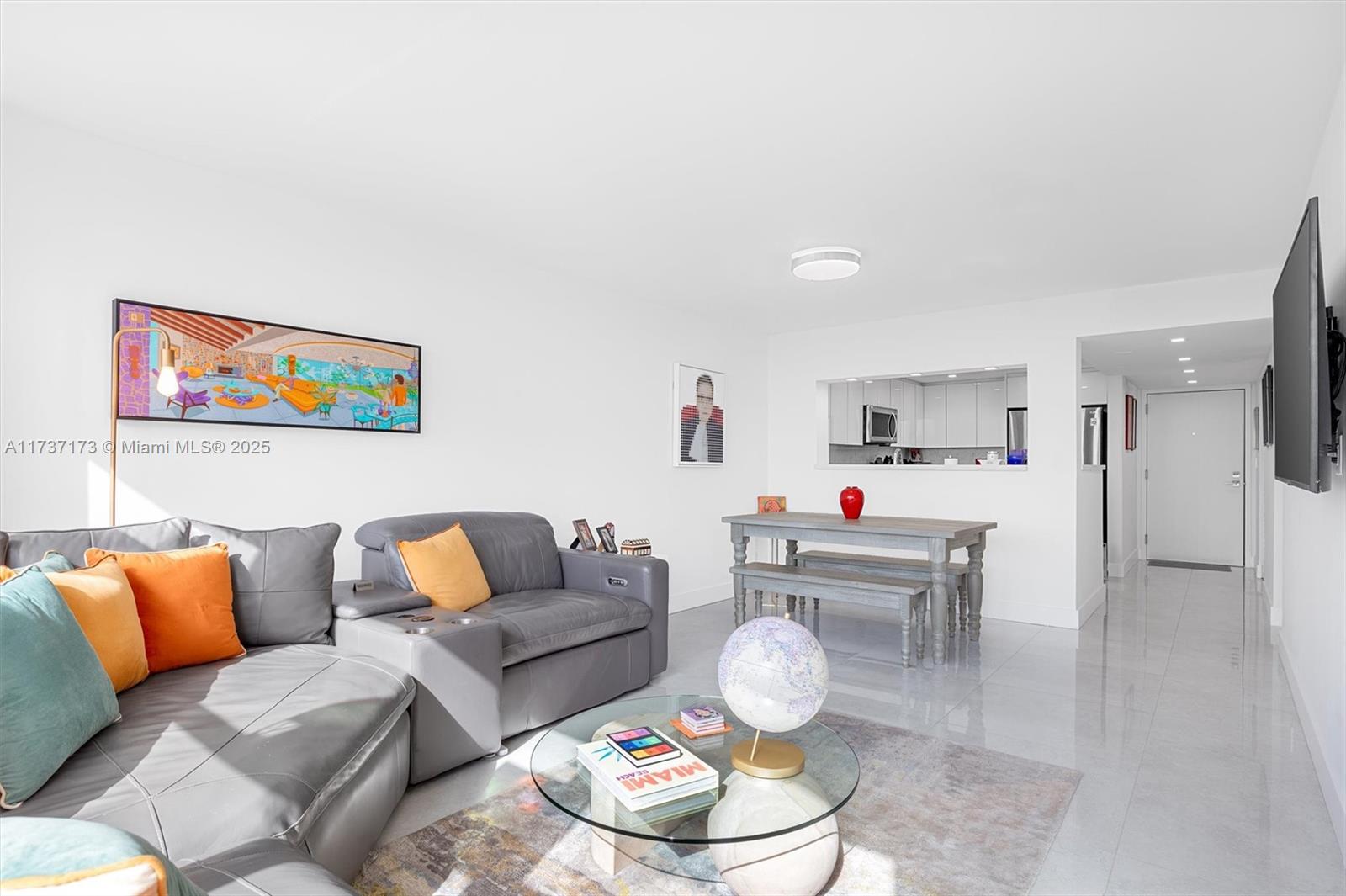 2555 Collins Ave # 1106