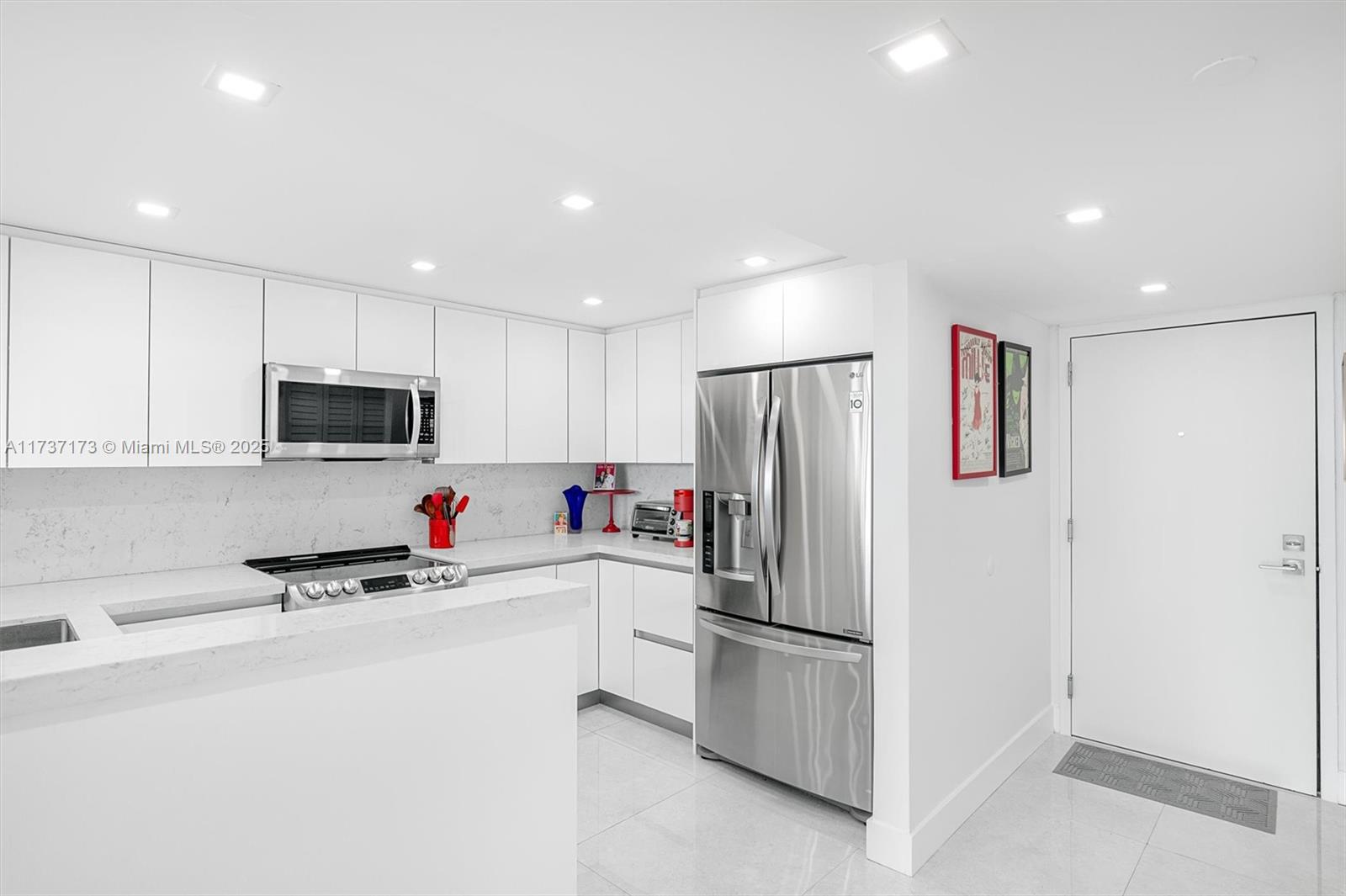 2555 Collins Ave # 1106