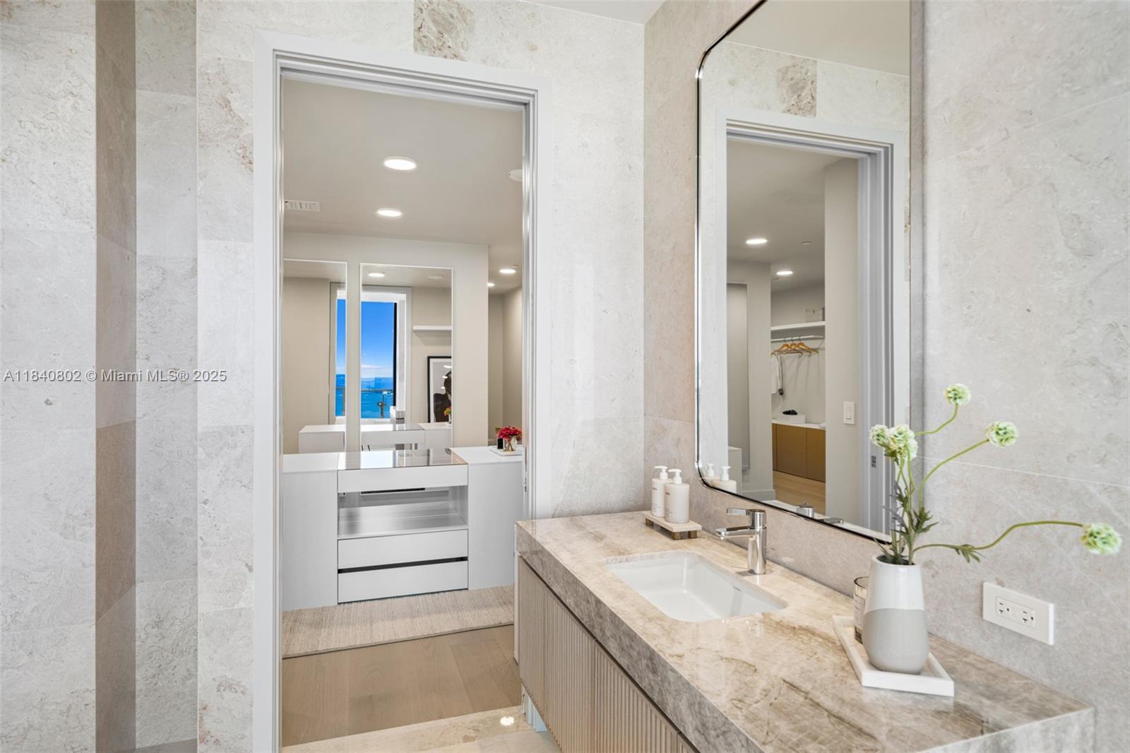 501 West Ave Unit: PH4701