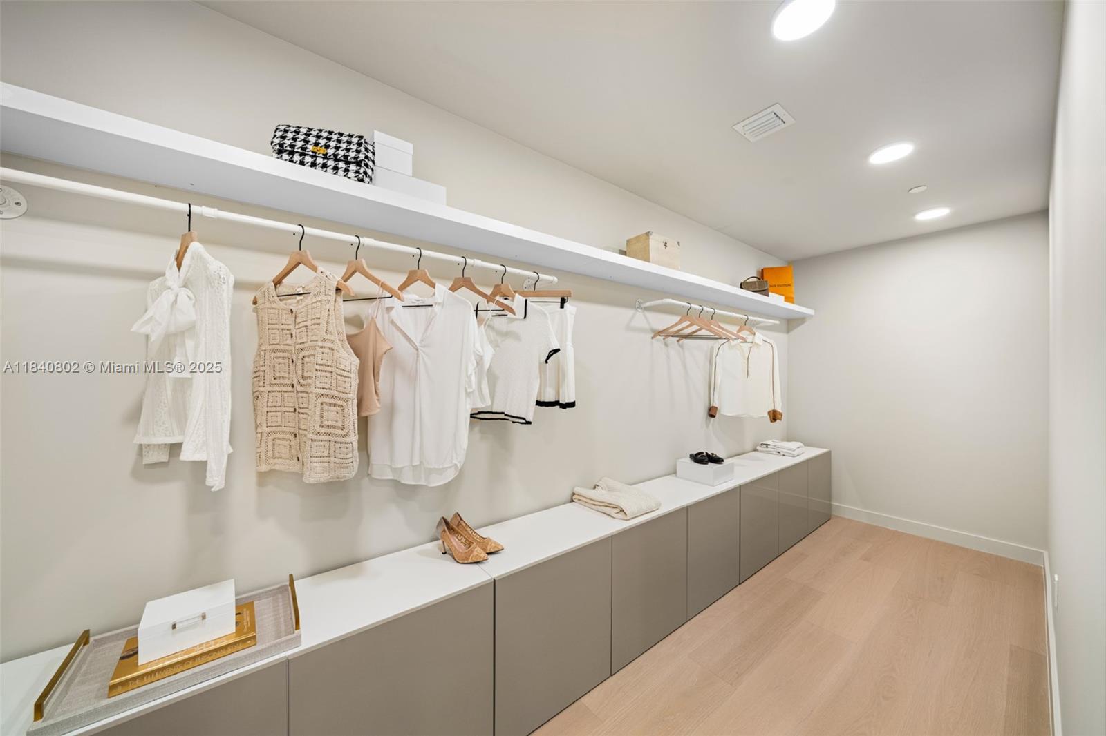 501 West Ave Unit: PH4701