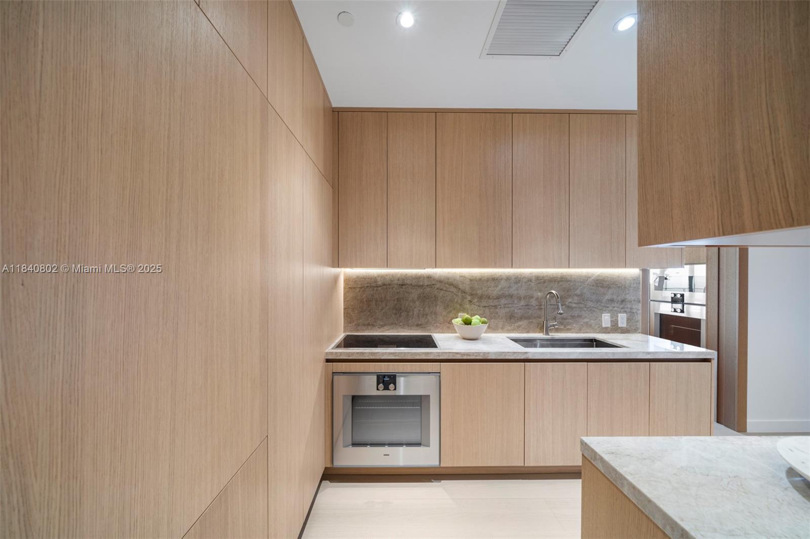 501 West Ave Unit: PH4701