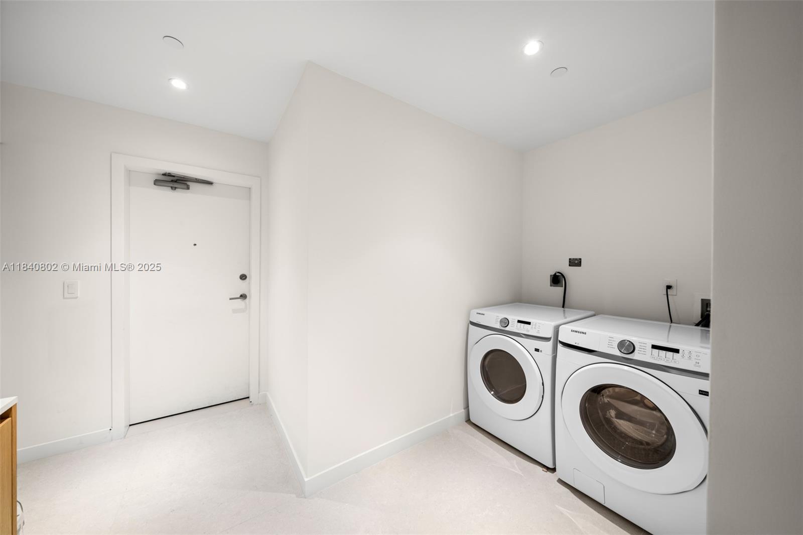 501 West Ave Unit: PH4701