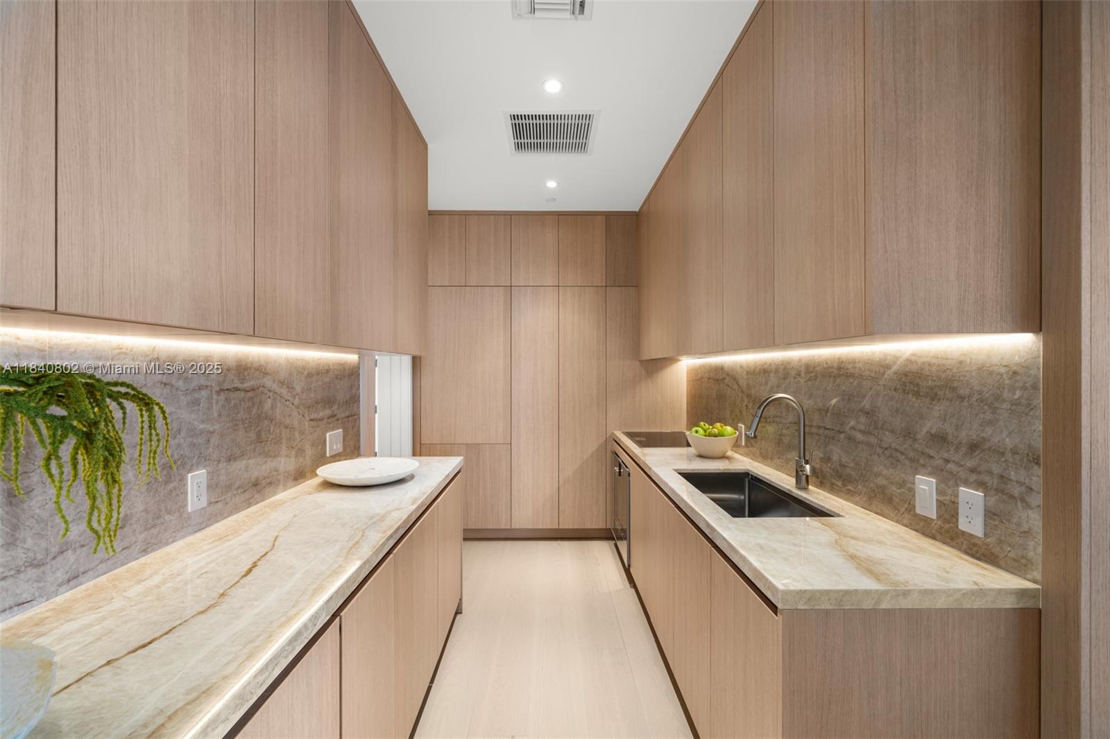 501 West Ave Unit: PH4701