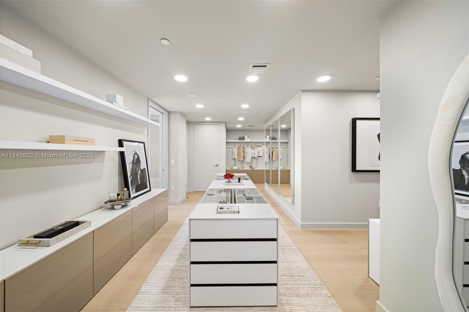 501 West Ave Unit: PH4701