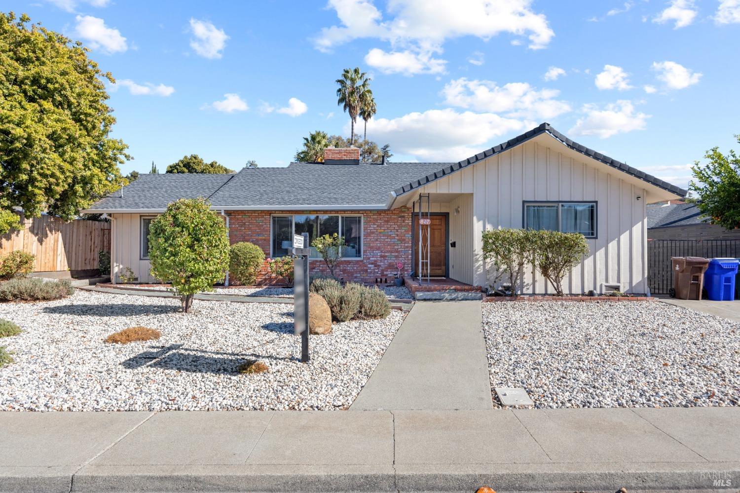 807 Vaqueros Ave