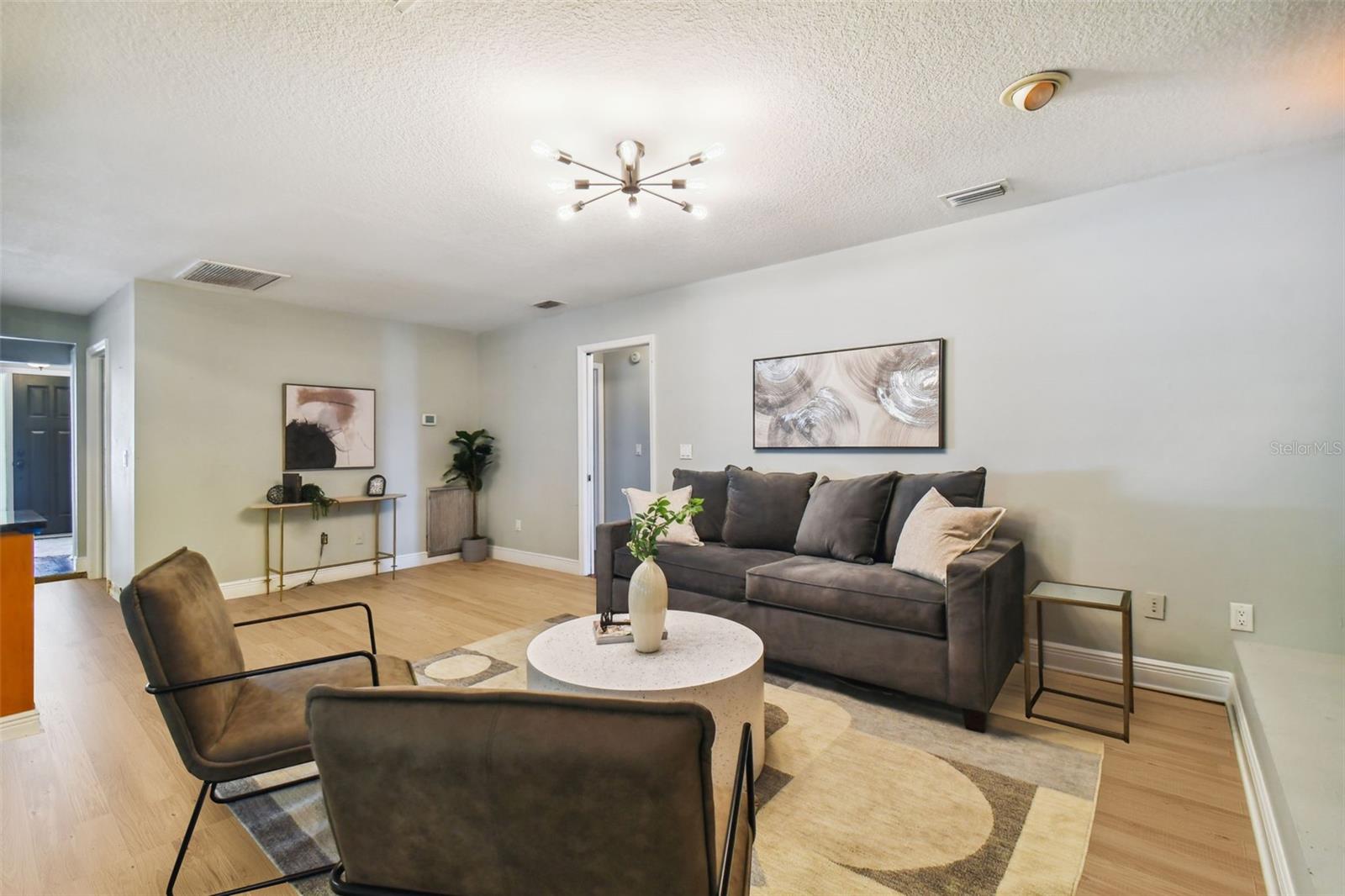 501 CHANCELLAR DR