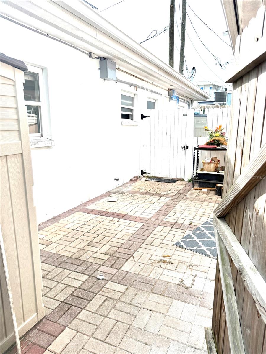 451 POINSETTIA AVE