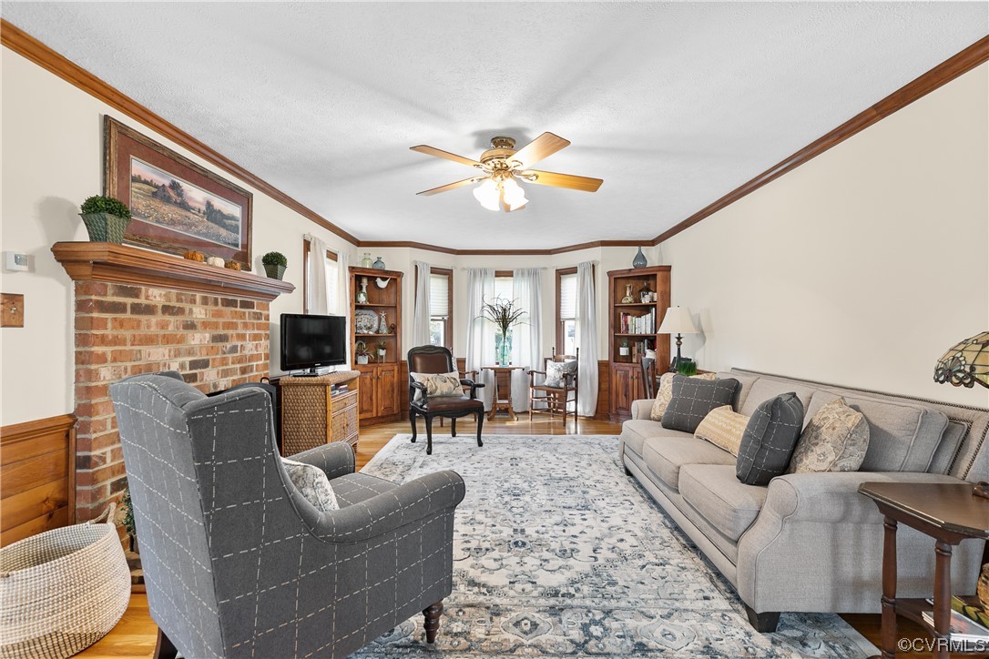 10413 Glen Oaks Dr