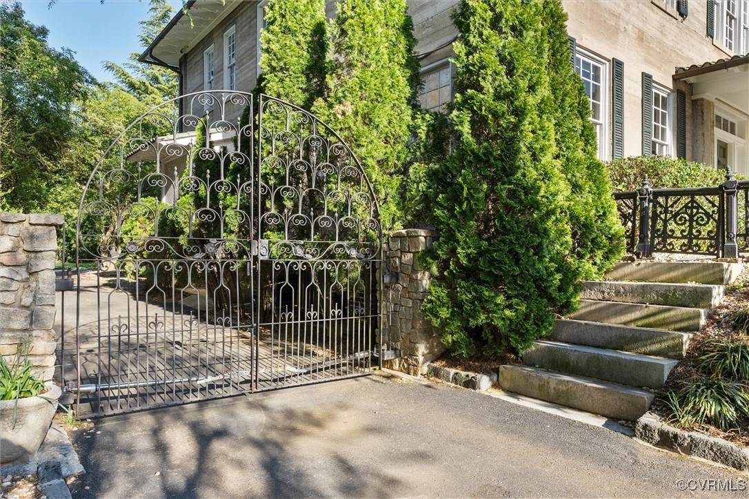 3215 Seminary Ave