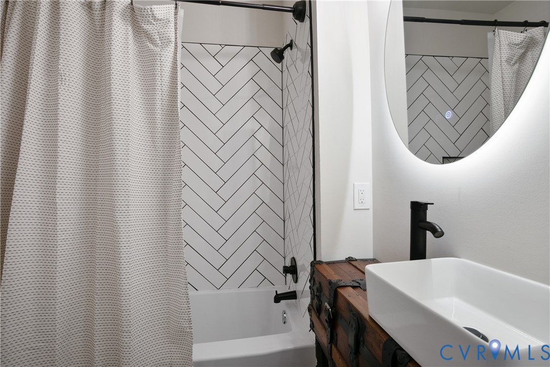 5400 Bloomingdale Ave