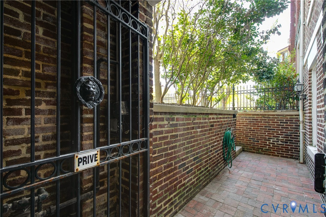 1209 W Franklin St