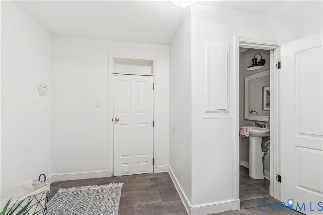 8211 Colebrook Rd