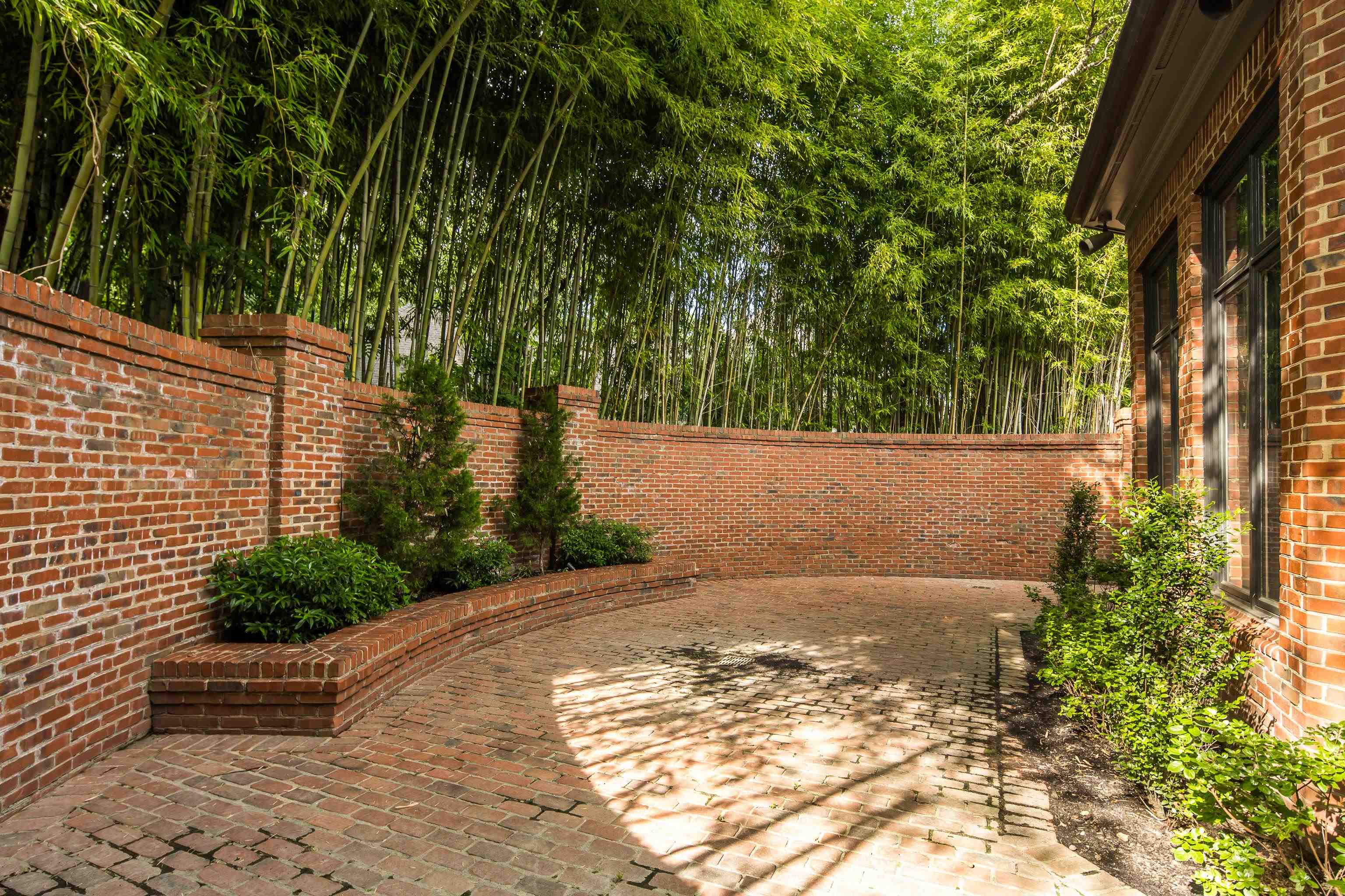 425 N RIVER OAKS RD