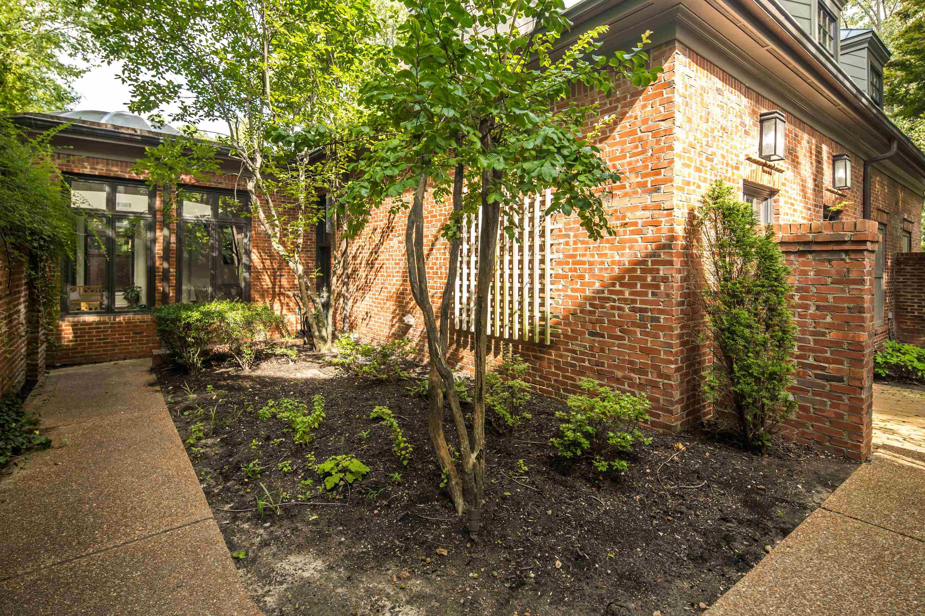 425 N RIVER OAKS RD