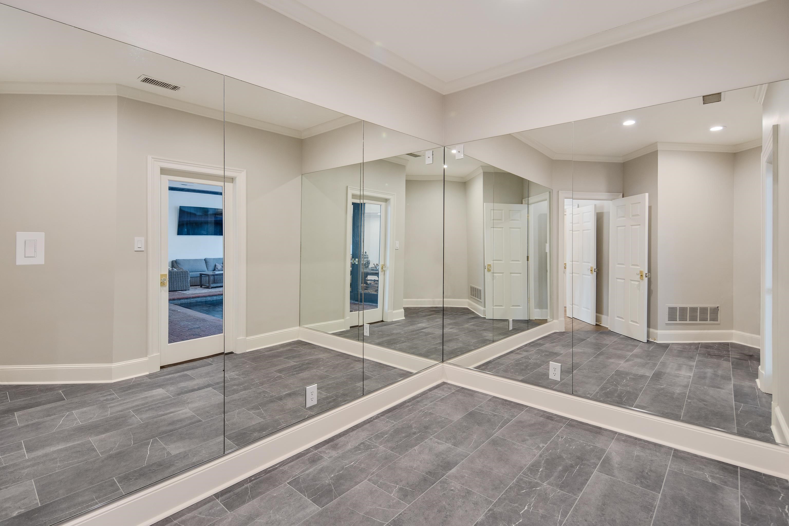 425 N RIVER OAKS RD