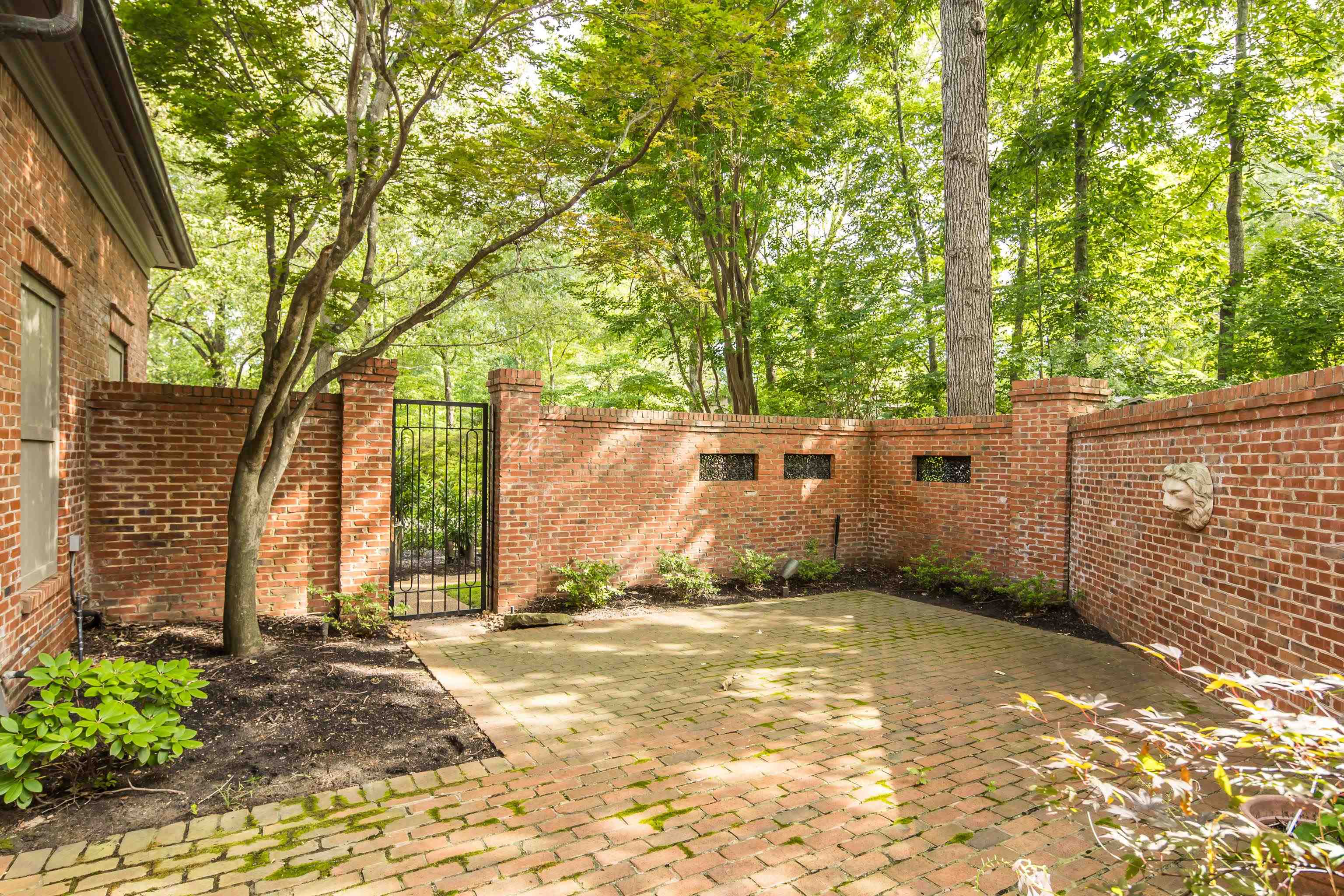 425 N RIVER OAKS RD