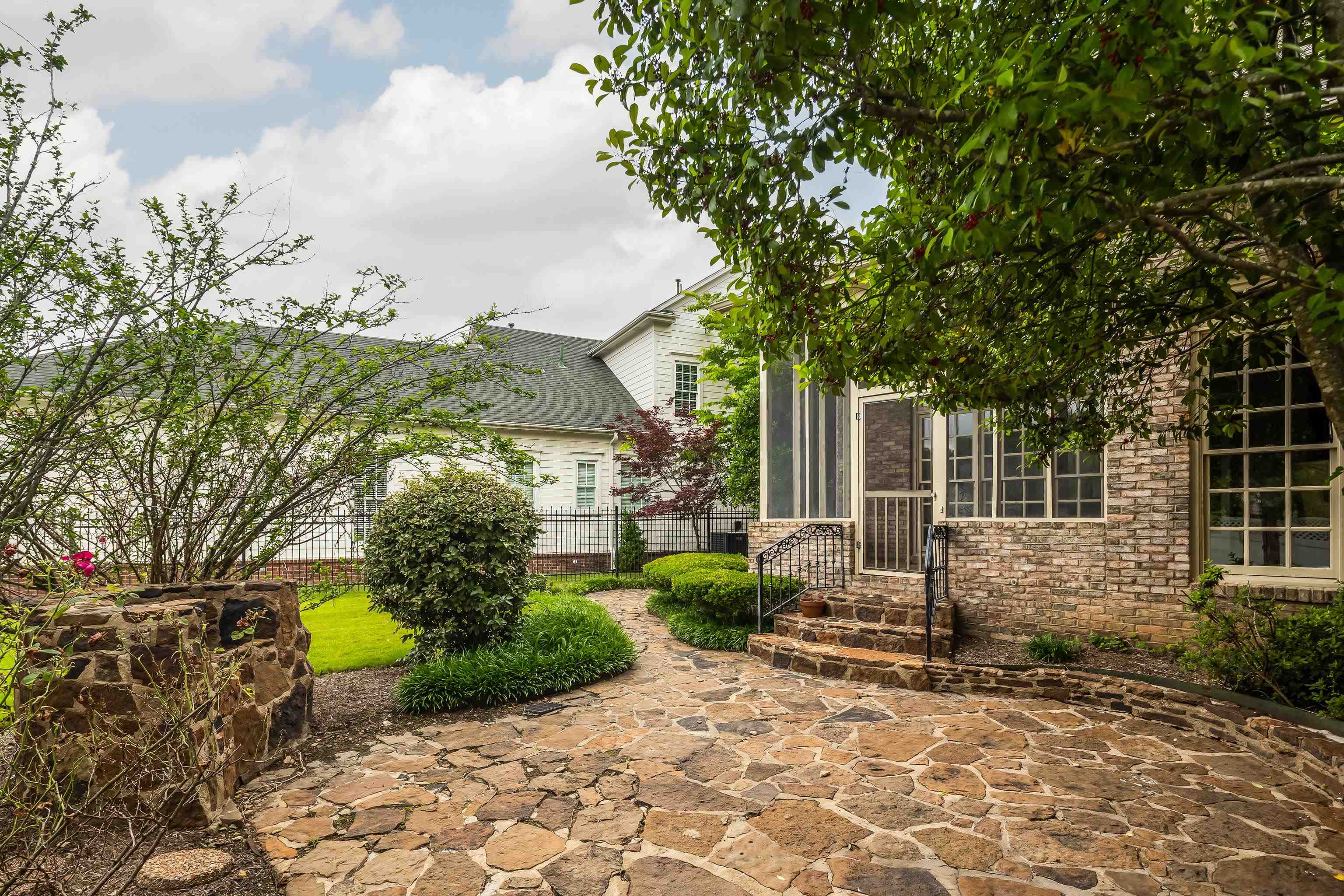 332 MCGINNIS CIR