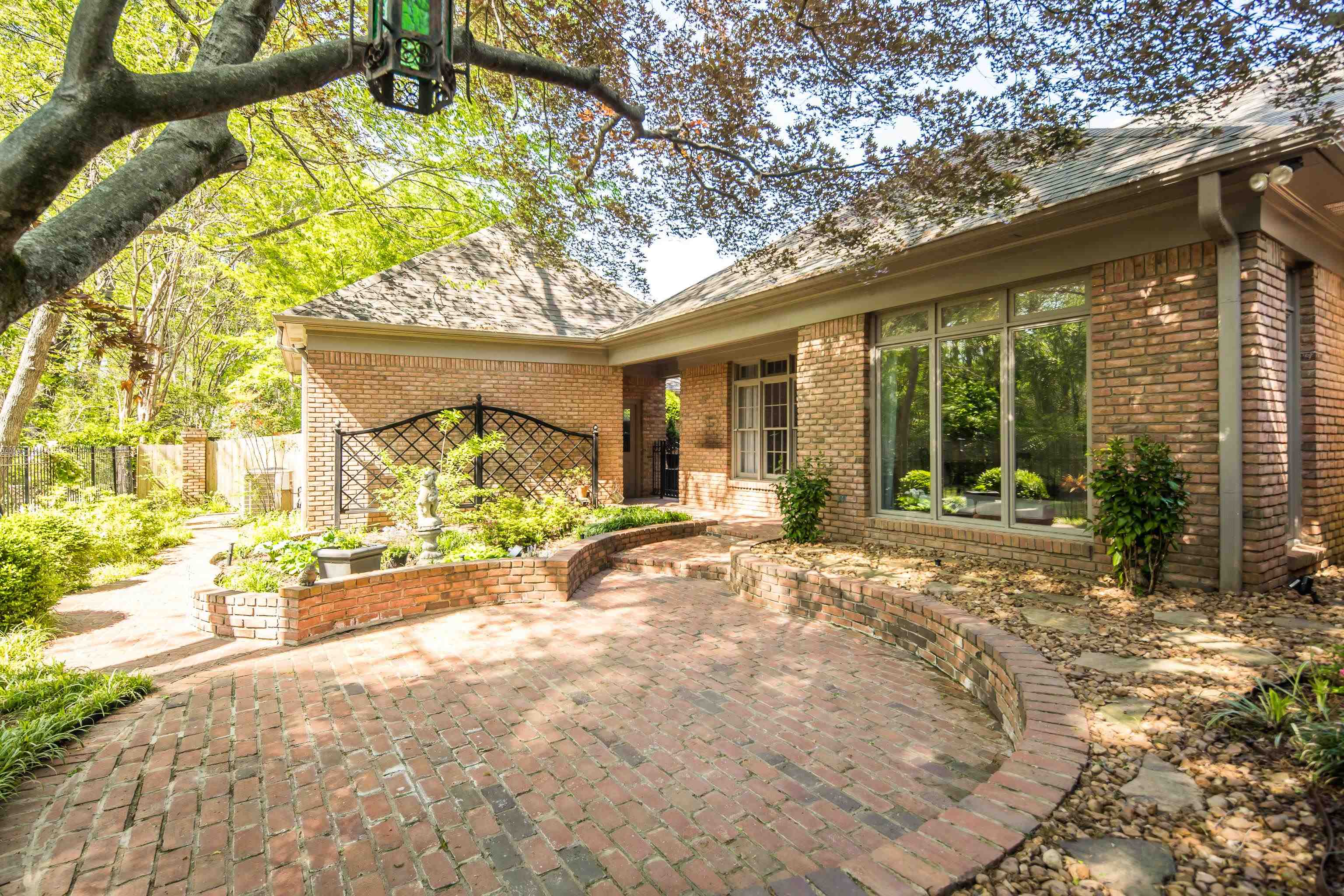 951 W RIVERWALK DR