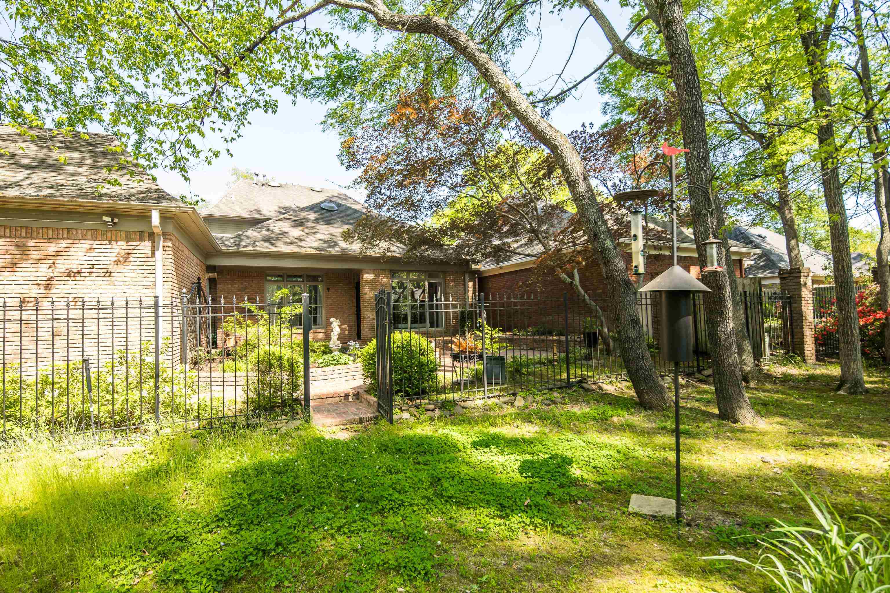 951 W RIVERWALK DR