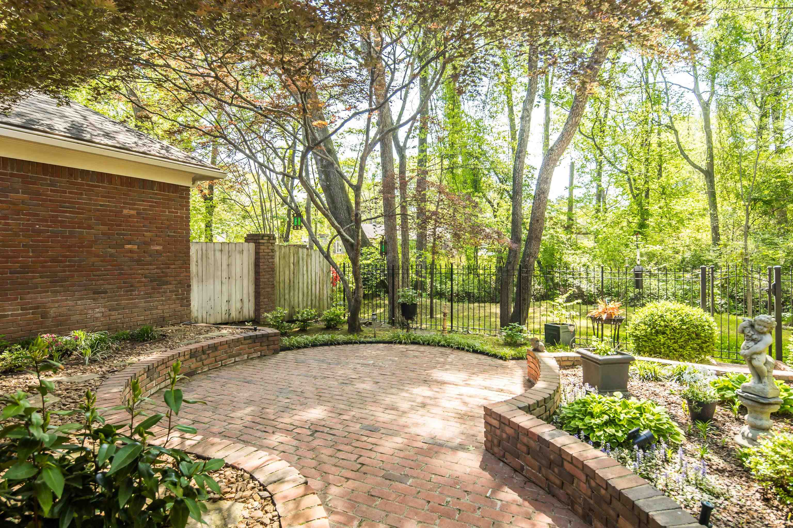 951 W RIVERWALK DR