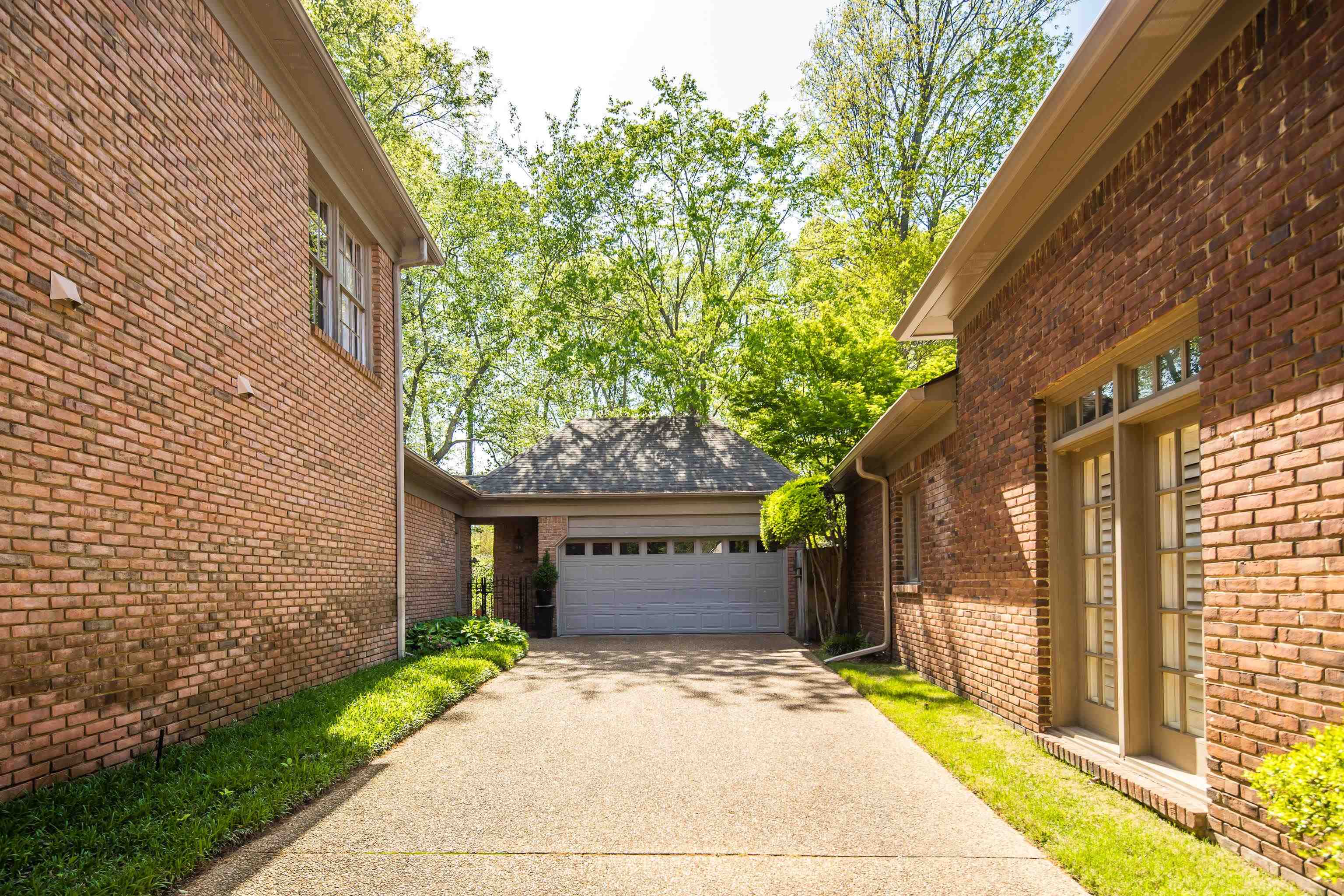 951 W RIVERWALK DR