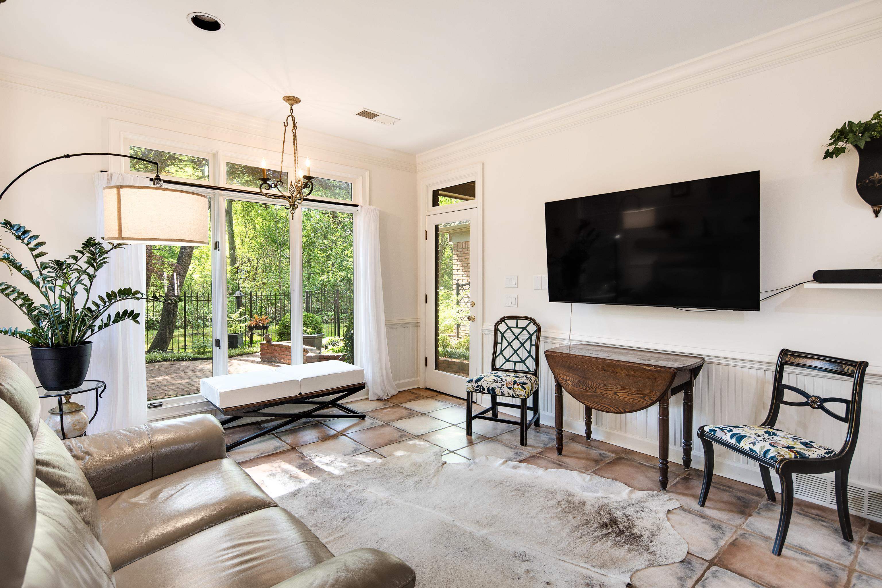 951 W RIVERWALK DR
