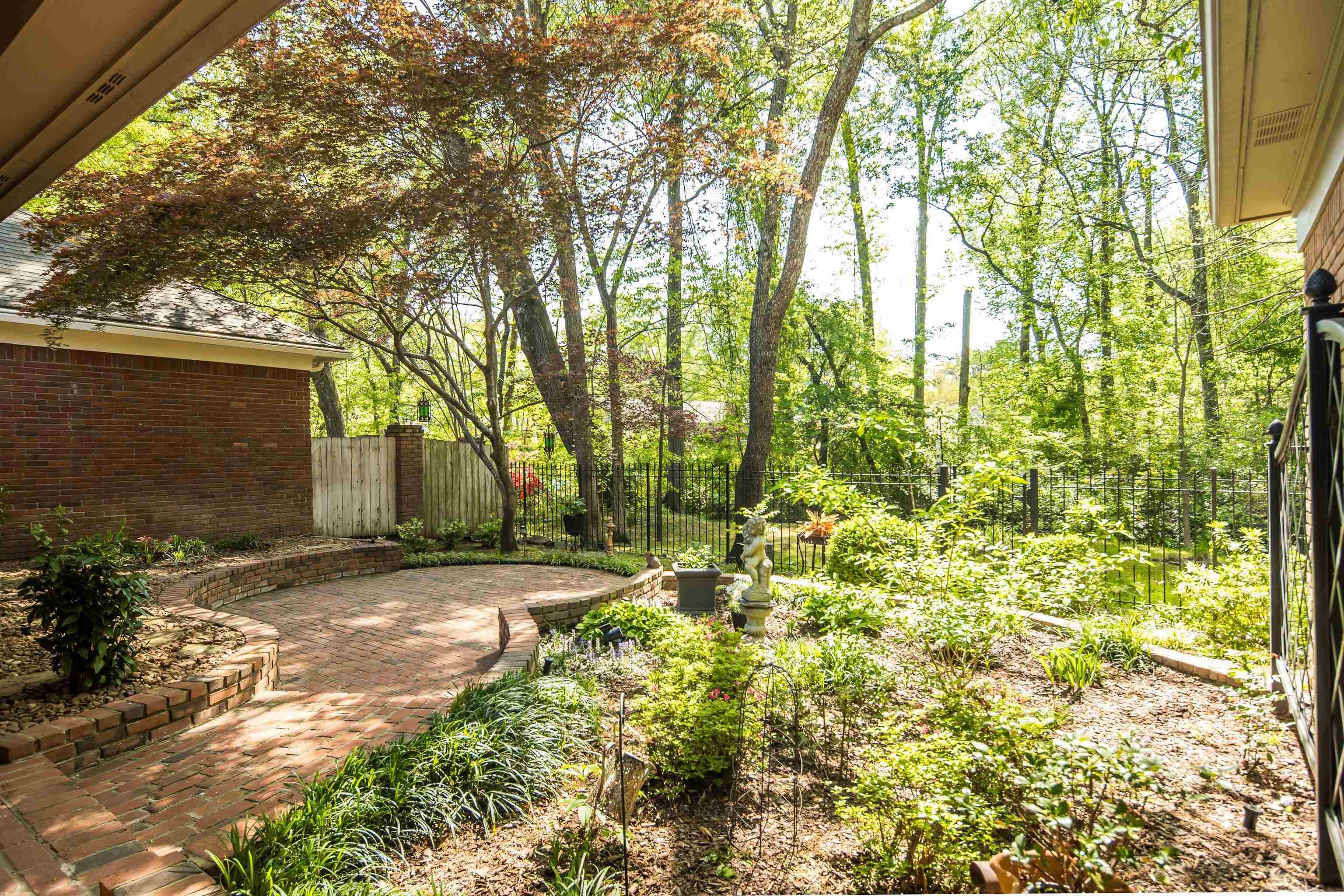951 W RIVERWALK DR
