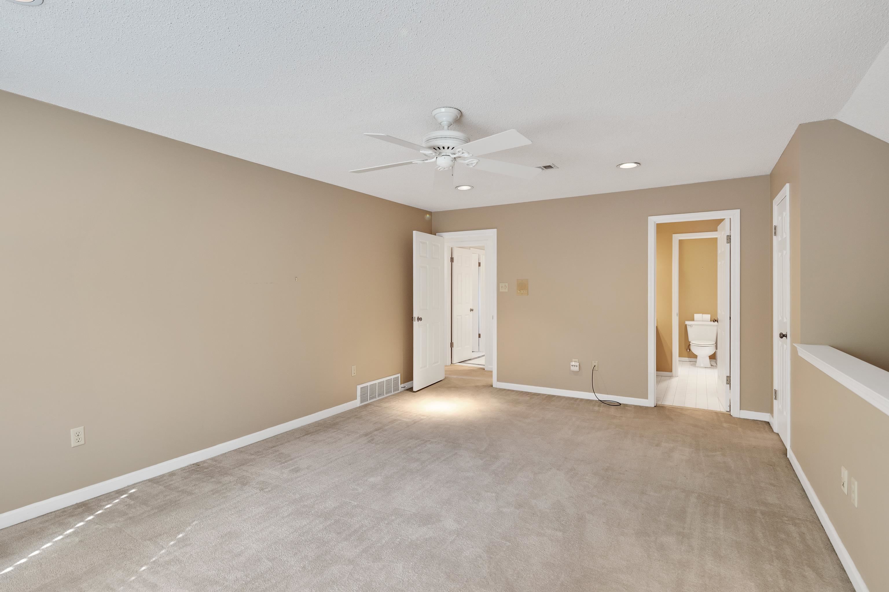 8621 RAVENCLIFF CV